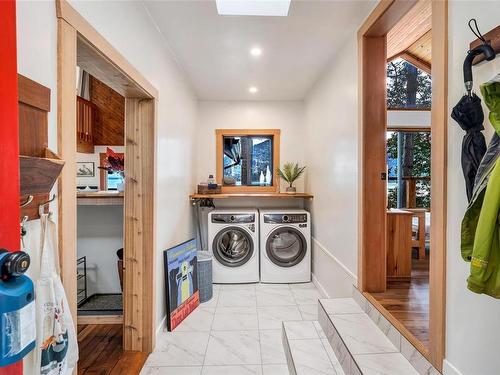 7987 Stoney Hill Rd, Duncan, BC - Indoor Photo Showing Laundry Room