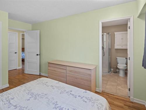 3973 Oakwood St, Saanich, BC - Indoor Photo Showing Bedroom