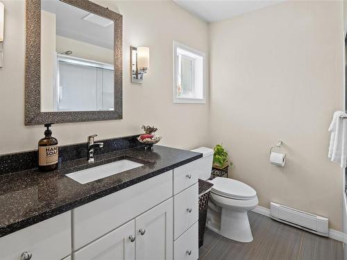 3973 Oakwood St, Saanich, BC - Indoor Photo Showing Bathroom