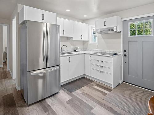 3973 Oakwood St, Saanich, BC - Indoor Photo Showing Kitchen