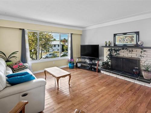 3973 Oakwood St, Saanich, BC - Indoor Photo Showing Living Room With Fireplace