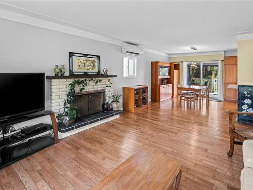 3973 Oakwood St, Saanich, BC - Indoor Photo Showing Living Room With Fireplace