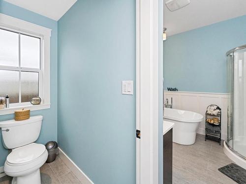 6343 Nevilane Dr, Duncan, BC - Indoor Photo Showing Bathroom