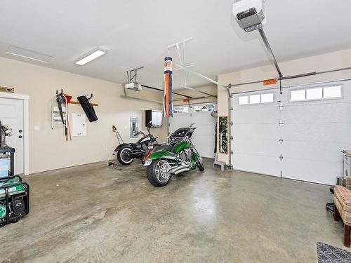 6343 Nevilane Dr, Duncan, BC - Indoor Photo Showing Garage