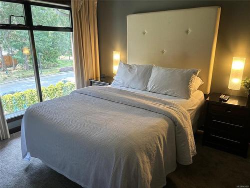 122E-1175 Resort Dr, Parksville, BC - Indoor Photo Showing Bedroom