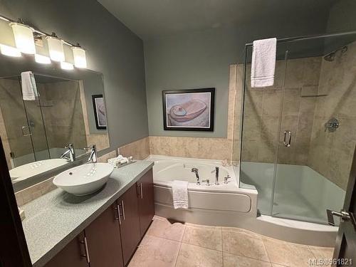 122E-1175 Resort Dr, Parksville, BC - Indoor Photo Showing Bathroom