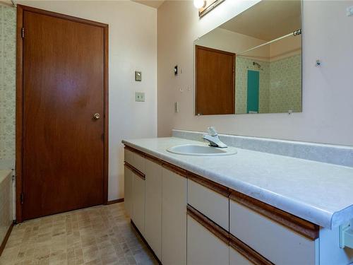 4228 Enquist Rd, Campbell River, BC - Indoor Photo Showing Bathroom