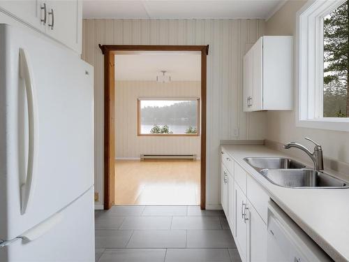 2271 Stevenson Rd, Shawnigan Lake, BC - Indoor Photo Showing Kitchen With Double Sink