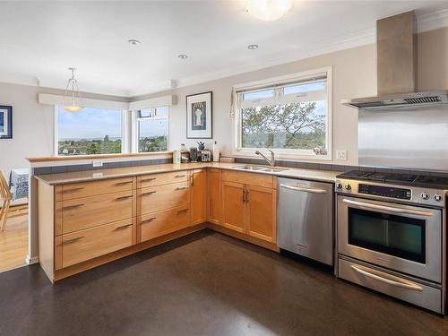 1357/1359 Bond St, Victoria, BC - Indoor Photo Showing Kitchen With Double Sink