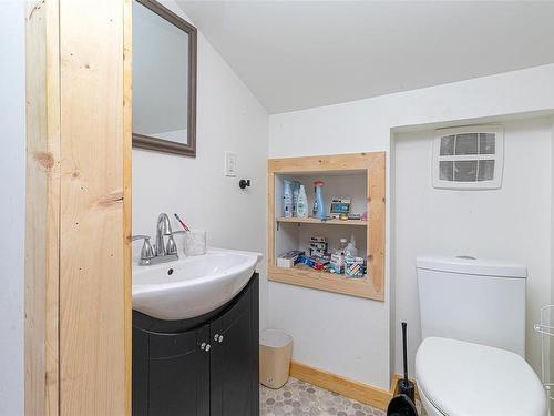 548 Nova St, Nanaimo, BC - Indoor Photo Showing Bathroom