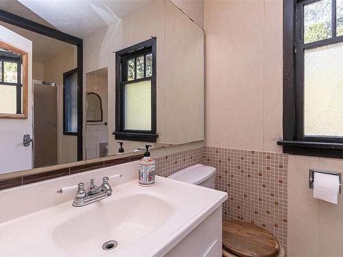 5447 Fowler Rd, Saanich, BC - Indoor Photo Showing Bathroom