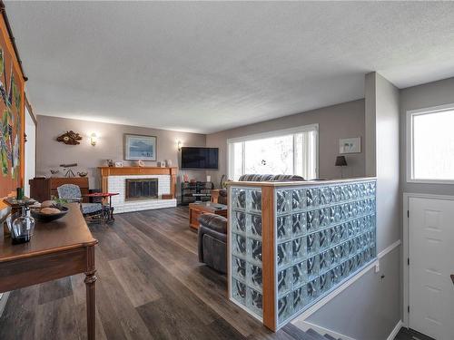 475 Elizabeth Rd, Campbell River, BC - Indoor With Fireplace