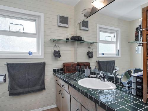 475 Elizabeth Rd, Campbell River, BC - Indoor Photo Showing Bathroom