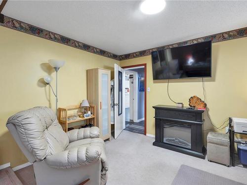 475 Elizabeth Rd, Campbell River, BC - Indoor Photo Showing Living Room With Fireplace