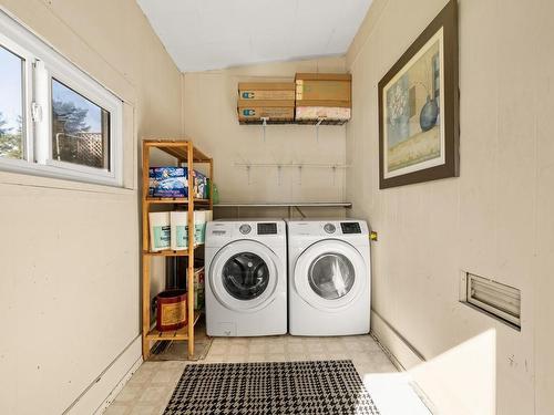 4016 Wiseton St, Saanich, BC - Indoor Photo Showing Laundry Room