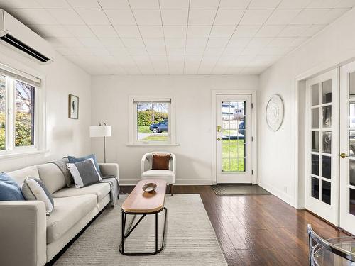 4016 Wiseton St, Saanich, BC - Indoor Photo Showing Living Room
