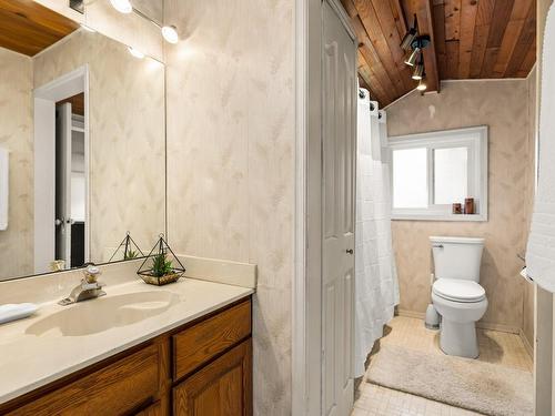 4016 Wiseton St, Saanich, BC - Indoor Photo Showing Bathroom