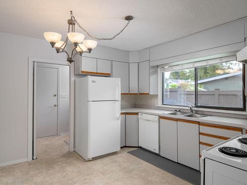 4527 Beale St, Port Alberni, BC - Indoor Photo Showing Kitchen With Double Sink