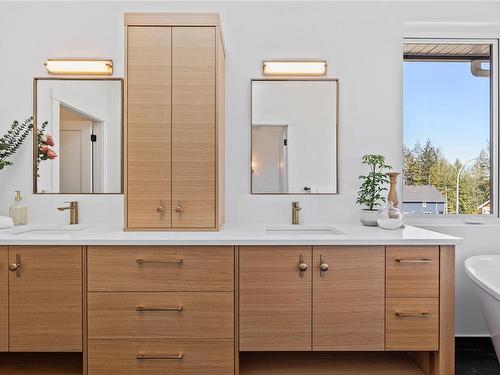 3289 Klanawa Cres, Courtenay, BC - Indoor Photo Showing Bathroom