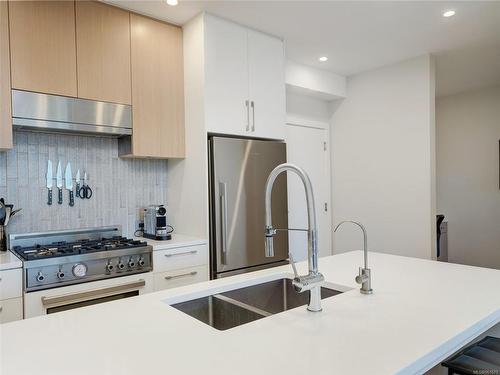 310-2285 Bowker Ave, Oak Bay, BC - Indoor Photo Showing Kitchen With Double Sink With Upgraded Kitchen