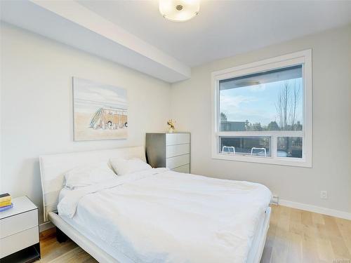 310-2285 Bowker Ave, Oak Bay, BC - Indoor Photo Showing Bedroom