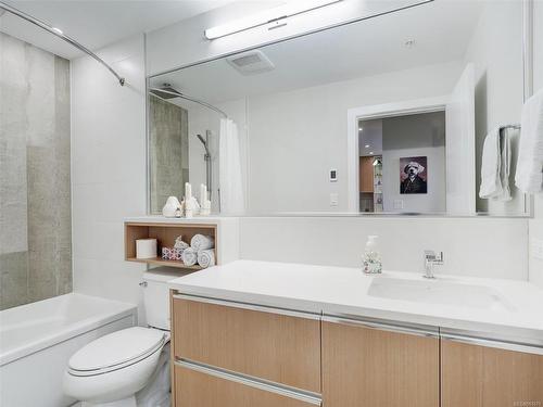 310-2285 Bowker Ave, Oak Bay, BC - Indoor Photo Showing Bathroom