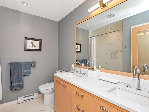 803-4011 Rainbow Hill Lane, Saanich, BC - Indoor Photo Showing Bathroom