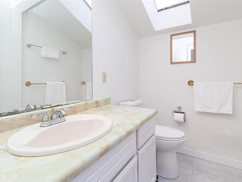 4042 Cavallin Crt, Saanich, BC - Indoor Photo Showing Bathroom