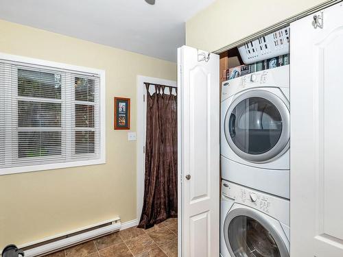 B-930 Old Esquimalt Rd, Esquimalt, BC - Indoor Photo Showing Laundry Room