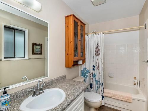 B-930 Old Esquimalt Rd, Esquimalt, BC - Indoor Photo Showing Bathroom