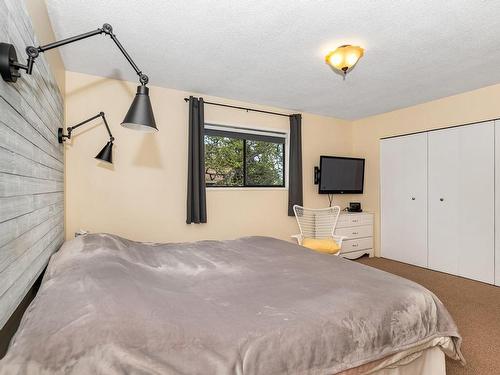 B-930 Old Esquimalt Rd, Esquimalt, BC - Indoor Photo Showing Bedroom