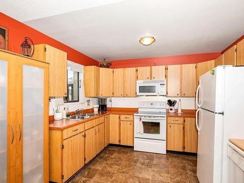 B-930 Old Esquimalt Rd, Esquimalt, BC - Indoor Photo Showing Kitchen With Double Sink