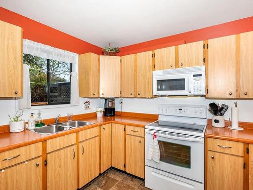 B-930 Old Esquimalt Rd, Esquimalt, BC - Indoor Photo Showing Kitchen With Double Sink