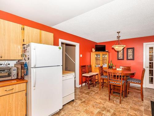 B-930 Old Esquimalt Rd, Esquimalt, BC - Indoor Photo Showing Kitchen