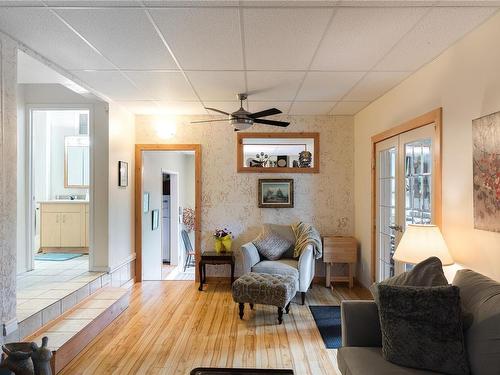 782 & 784 Ebadora Lane, Malahat, BC - Indoor Photo Showing Living Room