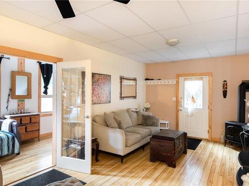 782 & 784 Ebadora Lane, Malahat, BC - Indoor Photo Showing Living Room