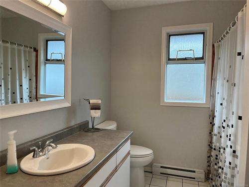 550 Rothdale Rd, Ladysmith, BC - Indoor Photo Showing Bathroom