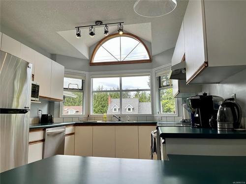 550 Rothdale Rd, Ladysmith, BC - Indoor Photo Showing Kitchen