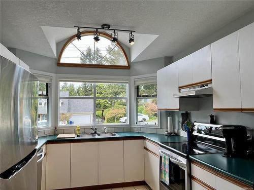 550 Rothdale Rd, Ladysmith, BC - Indoor Photo Showing Kitchen With Double Sink