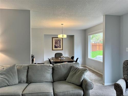550 Rothdale Rd, Ladysmith, BC - Indoor Photo Showing Living Room
