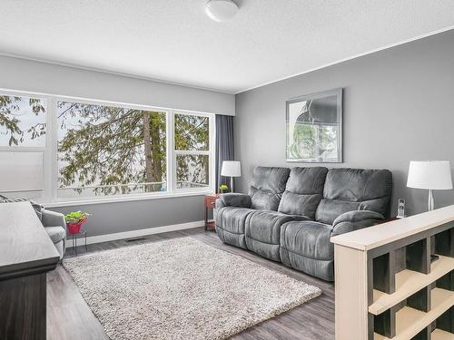 9195 Faber Rd, Port Alberni, BC - Indoor Photo Showing Living Room