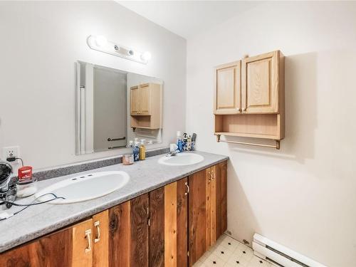 3121 Northwood Rd, Nanaimo, BC - Indoor Photo Showing Bathroom
