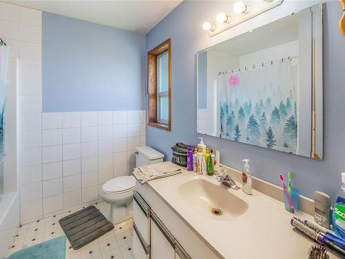 3121 Northwood Rd, Nanaimo, BC - Indoor Photo Showing Bathroom