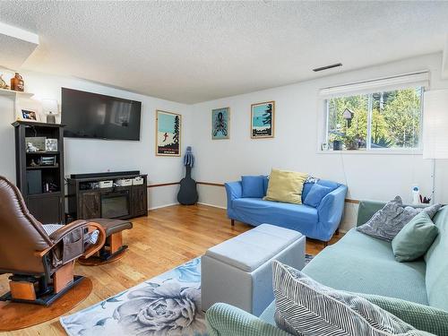 273 Lansdowne St, Union Bay, BC - Indoor Photo Showing Living Room