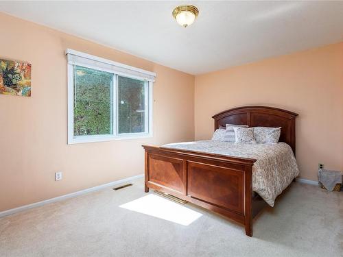 273 Lansdowne St, Union Bay, BC - Indoor Photo Showing Bedroom
