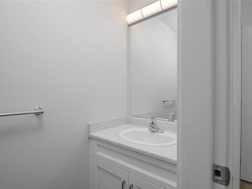 2462 Rosstown Rd, Nanaimo, BC - Indoor Photo Showing Bathroom