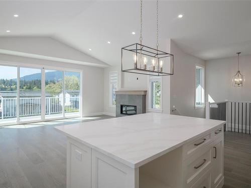 2462 Rosstown Rd, Nanaimo, BC - Indoor Photo Showing Kitchen With Upgraded Kitchen