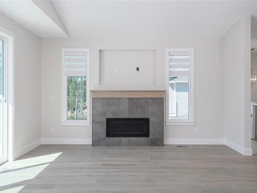 2462 Rosstown Rd, Nanaimo, BC - Indoor Photo Showing Living Room With Fireplace