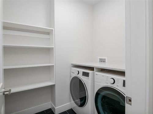 2462 Rosstown Rd, Nanaimo, BC - Indoor Photo Showing Laundry Room