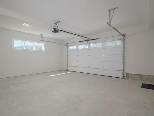 2462 Rosstown Rd, Nanaimo, BC - Indoor Photo Showing Garage